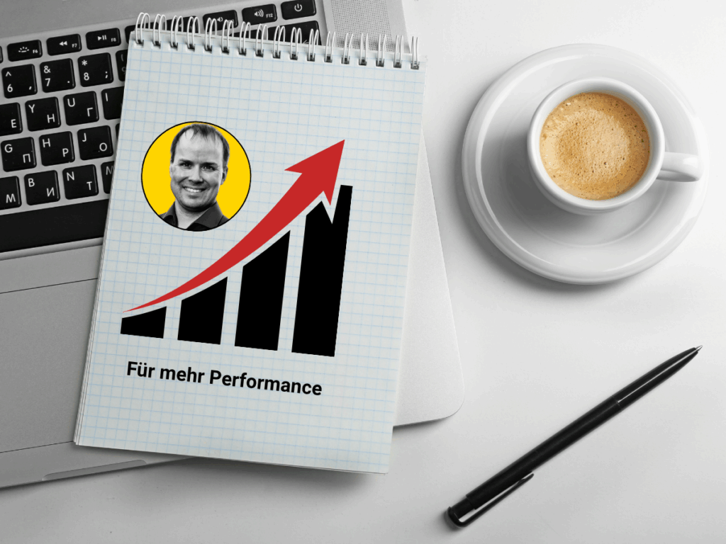 Offenes Notizbuch auf einem Laptop, darauf ein Diagramm mit aufsteigenden schwarzen Balken und rotem Pfeil nach oben. Daneben ein gelber Kreis mit einem Porträtfoto. Rechts stehen eine Tasse Kaffee und ein schwarzer Stift.